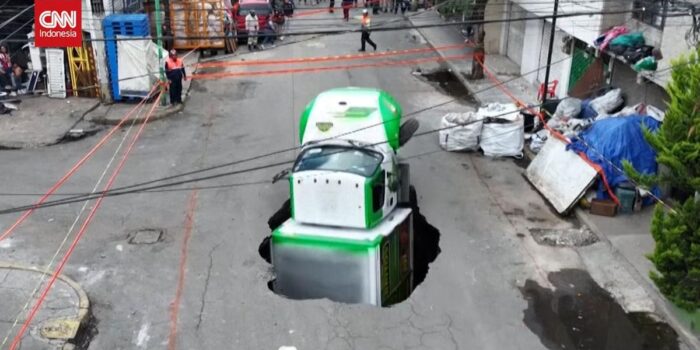 Berita Truk Pengangkut Soda Terperosok Sinkhole di Mexico