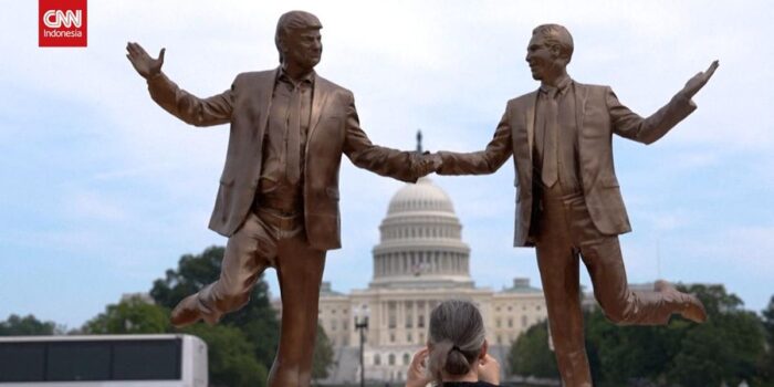Berita Patung Trump Gandengan dengan Epstein Muncul di Washington Berita Patung Trump Gandengan dengan Epstein Muncul di Washington