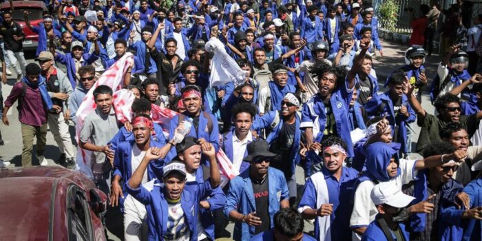Berita Timor Leste Ricuh! Mahasiswa Bentrok ke Polisi soal Mobil Baru DPR