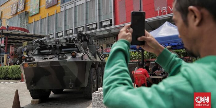 Berita Kendaraan Tempur TNI Jaga Pusat Perbelanjaan di Jakarta