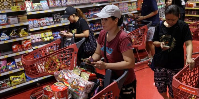 Berita Warga Hong Kong Panic Buying buntut Ancaman Topan Ragasa