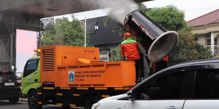 Berita DLH Semprotkan 4.000 Liter Water Mist untuk Tekan Polusi Udara Jakarta