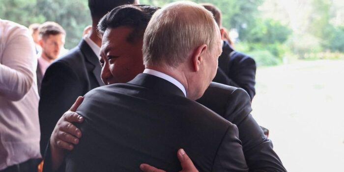 Berita Momen Mesra Pertemuan Bilateral Putin-Kim Jon Un di China