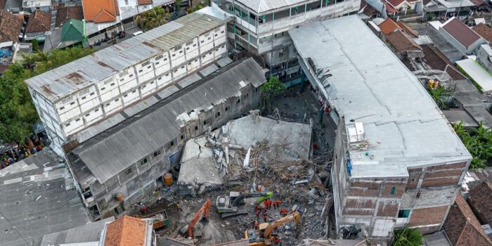 Berita Tim SAR Pasang Penyangga Sokong Gedung Miring Ponpes Al Khoziny