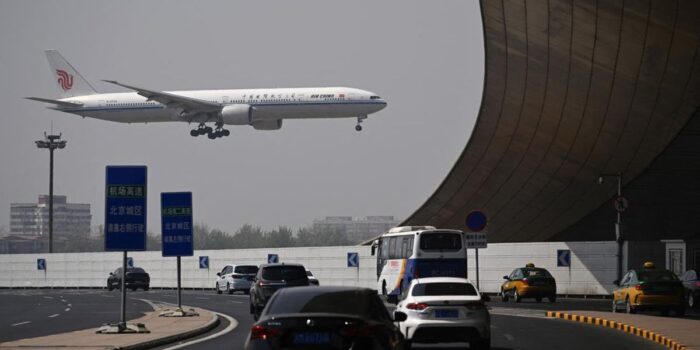 Berita Baterai Lithium Terbakar di Kabin Pesawat, Air China Mendarat Darurat