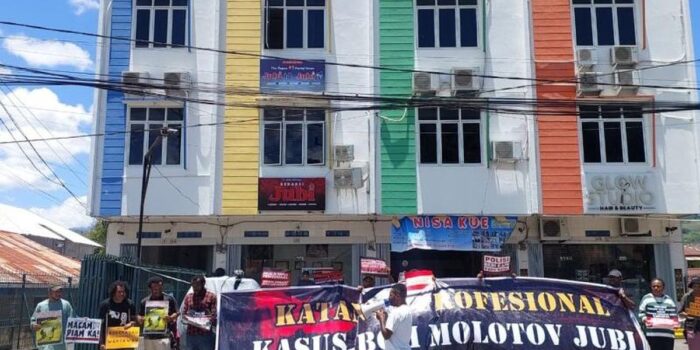 Berita Aksi Jurnalis Papua, Peringati Setahun Teror Molotov ke Kantor Jubi