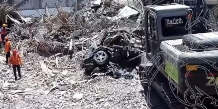 Berita Tim SAR Temukan Mobil Mercy Ringsek di Reruntuhan Ponpes Al Khoziny