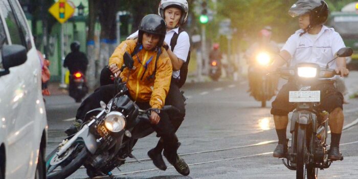 Berita Mobil Boks Logo BGN Serempet Pemotor Lawan Arah di Depok