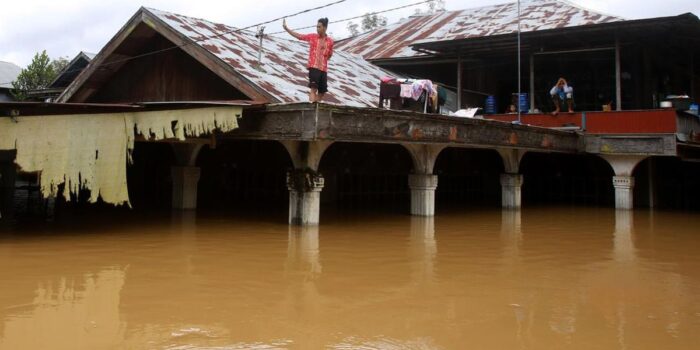 Berita Banjir Terjang Tolitoli Sulteng, Ketinggian Air Capai Atap Rumah Warga Berita Banjir Terjang Tolitoli Sulteng, Ketinggian Air Capai Atap Rumah Warga