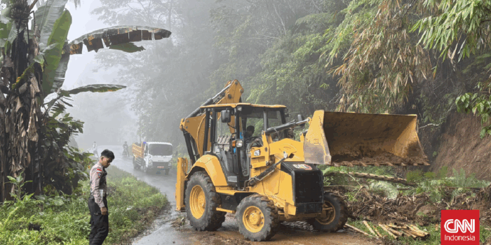 Berita Jalur Madiun-Ponorogo via Kandangan Terputus Diterjang Longsor Berita Jalur Madiun-Ponorogo via Kandangan Terputus Diterjang Longsor