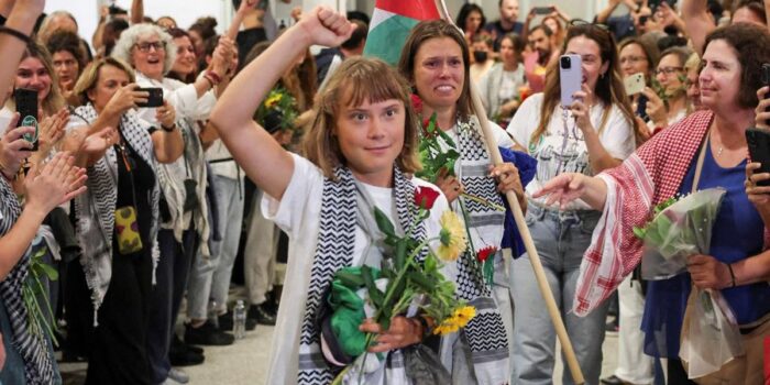 Berita Momen Greta Thunberg Cs Tiba di Yunani usai Dideportasi Israel