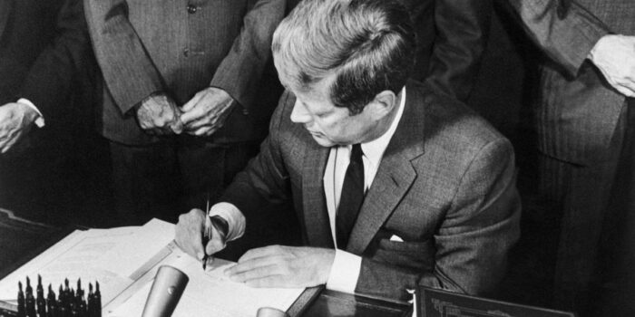 Berita Presiden AS Kennedy Pernah Surati Pendiri Israel, Ini Isinya