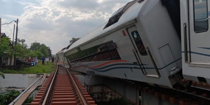 Berita KAI Pastikan Penumpang Kereta Purwojaya Selamat Usai Anjlok di Bekasi Berita KAI Pastikan Penumpang Kereta Purwojaya Selamat Usai Anjlok di Bekasi