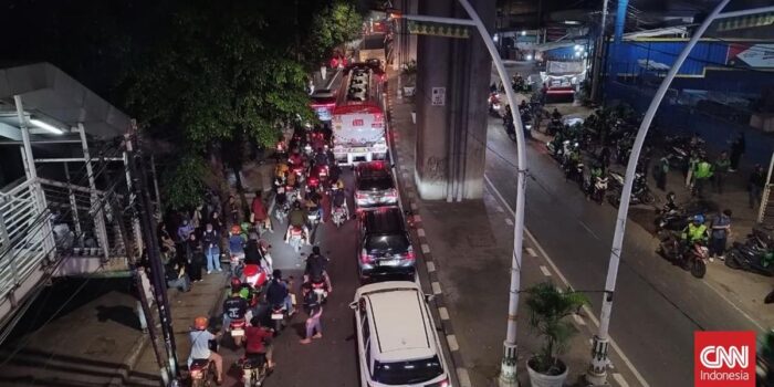 Berita TJ Koridor 13 Terdampak Kebakaran Ciledug, Pekerja Pulang Terganggu