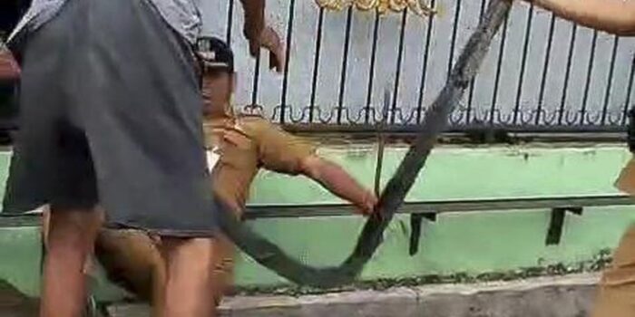Berita Lurah di Medan Didorong Warga Nyemplung Parit hingga Berlumur Comberan