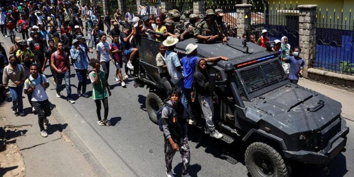 Berita Demo ‘Chaos’ Dibantu Militer, Presiden Madagaskar Kabur ke Luar Negeri