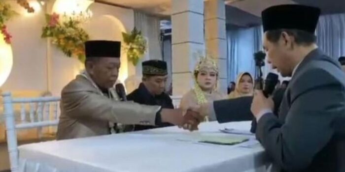 Berita Viral Kakek 74 Tahun Nikahi Wanita 24 Tahun Mas Kawin Cek Rp3 Miliar
