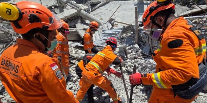 Berita Operasi Khusus, Evakuasi Ponpes Al Khoziny Diperpanjang hingga Tuntas