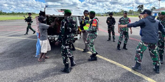Berita Satu TNI Tewas Terkena Serangan OPM di Teluk Bintuni, Senjata Dirampas