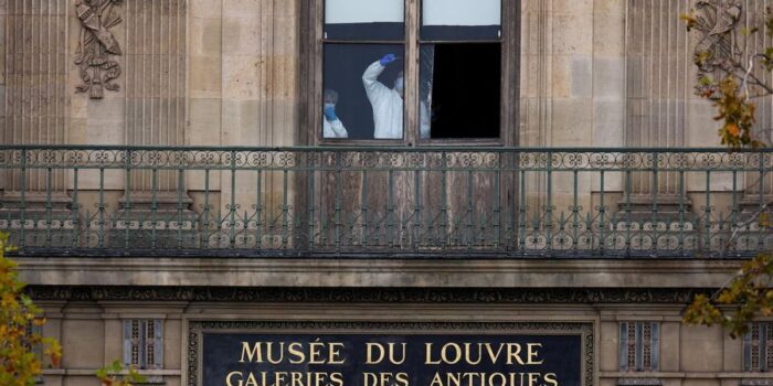 Berita Kronologi 4 Menit Perampokan di Museum Louvre, 8 Perhiasan Dicuri