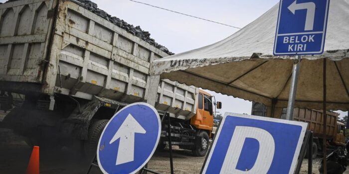 Berita Gubernur Banten Teken Aturan Jam Lintas Truk Tambang Pukul 22.00-05.00 Berita Gubernur Banten Teken Aturan Jam Lintas Truk Tambang Pukul 22.00-05.00