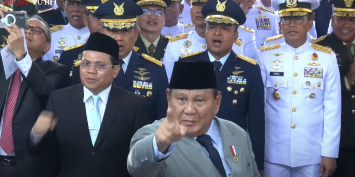 Berita Prabowo Bergelora Kepalkan Tangan Nyanyi Bangun Pemudi Pemuda