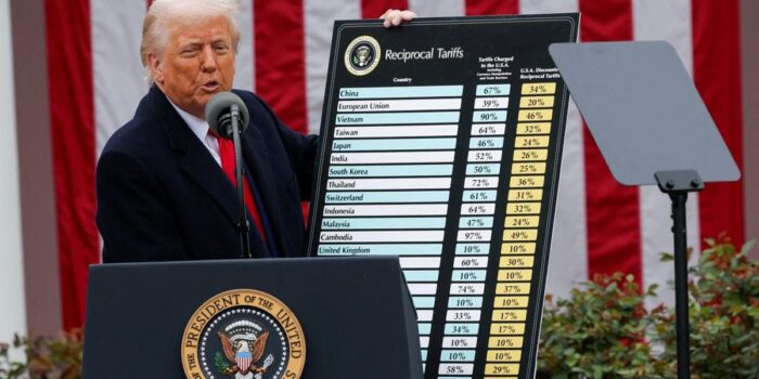 Berita Trump Patok Tarif 25% untuk Truk Berat Impor Mulai 1 November