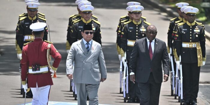 Berita Keakraban Prabowo & Presiden Afsel Cyril hingga Teriakan Amandla