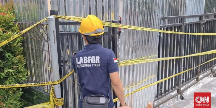 Berita Polisi Olah TKP Ledakan Gedung Farmasi di Tangsel, 9 Saksi Diperiksa