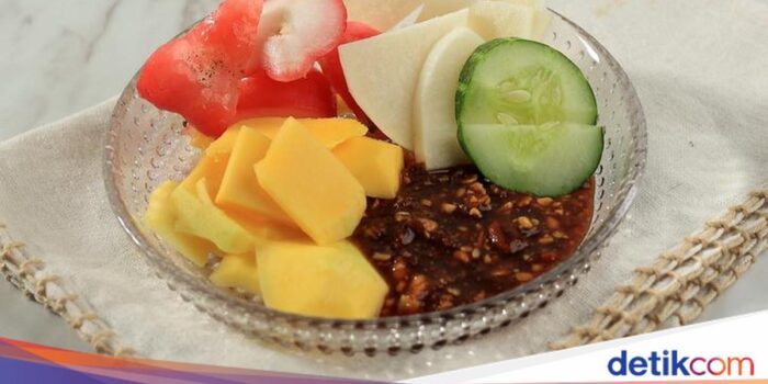 Pahami- Resep Rujak Buah Sambal Lotis yang Pedasnya Bikin Melek