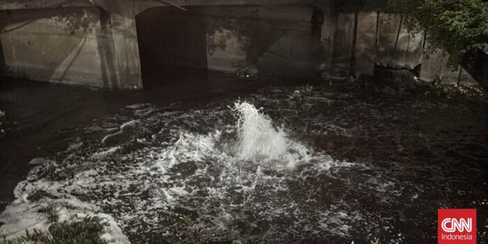Berita Semburan Berbau Gas Muncul di Sungai Rungkut Surabaya, PGN Investigasi