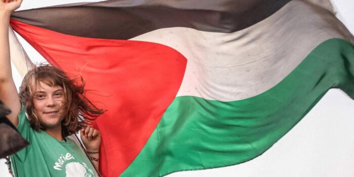 Berita Greta Thunberg Diseret hingga Dipaksa Cium Bendera Israel saat Ditahan