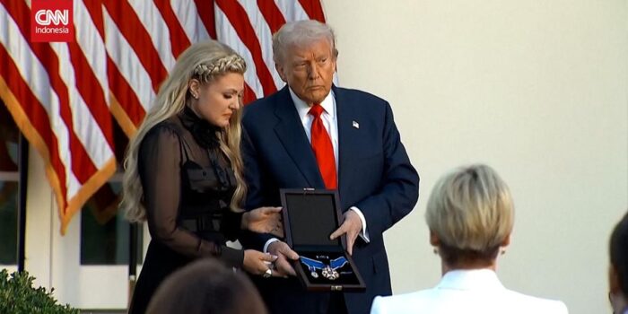 Berita Momen Trump Beri Medal of Freedom ke Mendiang Charlie Kirk