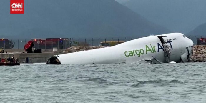 Berita Pesawat Cargo Tergelincir-Jatuh ke Laut di Hong Kong, 2 Tewas