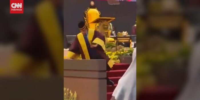 Berita Detik-detik Sultan Brunei Jatuh saat Ikut Acara Wisuda