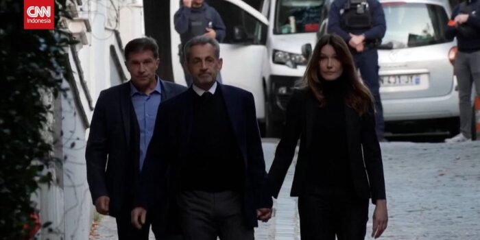 Berita Momen Ex Presiden Prancis Sarkozy Gandeng Istri Sebelum Dibui