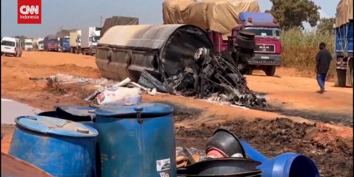 Berita Penampakan Truk BBM Terguling & Meledak, 35 Tewas