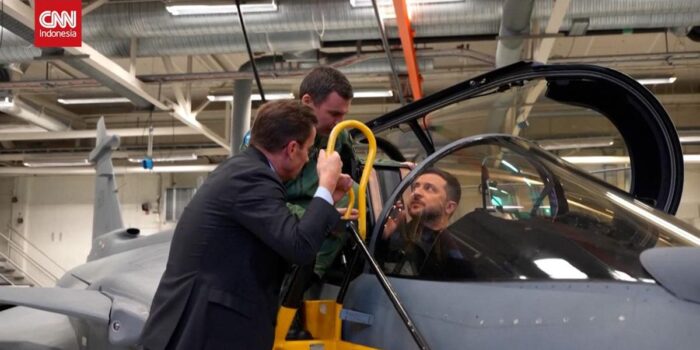 Berita Momen Zelensky ‘Test Drive’ Jet Swiss Sebelum Deal 150 Pesawat