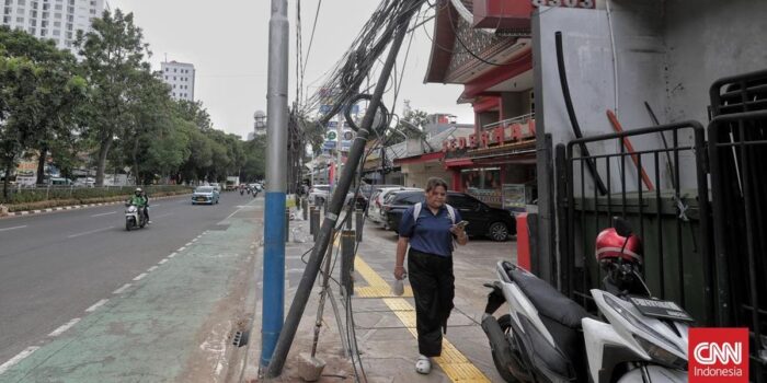 Berita Tiang-tiang Miring dan Kabel Semrawut di Tebet