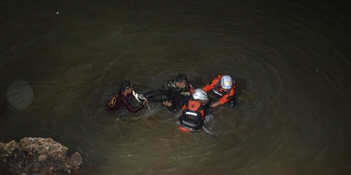 Berita Tim SAR Cari Balita Dilaporkan Tenggelam di Laut Mamuju Sulbar Berita Tim SAR Cari Balita Dilaporkan Tenggelam di Laut Mamuju Sulbar