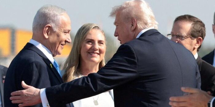 Berita Netanyahu Girang Sambut Trump di Bandara Ben Gurion Israel