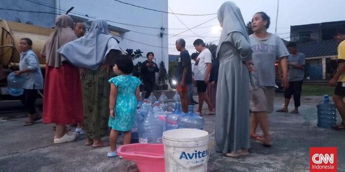 Berita Pipa PDAM Bocor, Warga Tangerang Kembali Antre Air Bersih