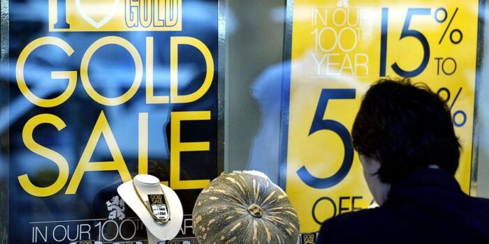 Berita Australia Dilanda ‘Panic Buying’, Warga Antre Panjang Borong Emas