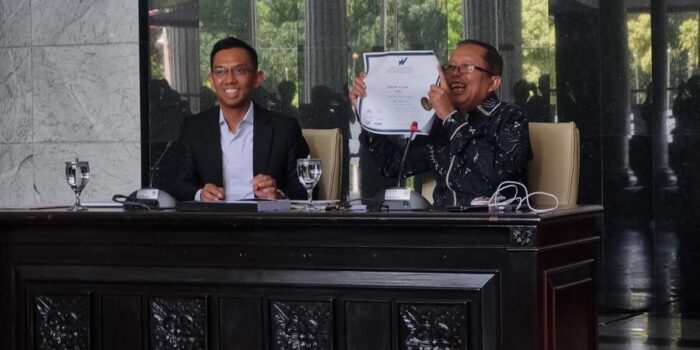 Berita Bantah Tuduhan Palsu, Arsul Sani Pamerkan Foto Wisuda & Ijazah Asli Berita Bantah Tuduhan Palsu, Arsul Sani Pamerkan Foto Wisuda & Ijazah Asli