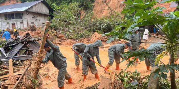 Berita 57 Orang Tewas Akibat Longsor di Sibolga, Ribuan Warga Mengungsi Berita 57 Orang Tewas Akibat Longsor di Sibolga, Ribuan Warga Mengungsi