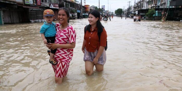 Berita Banjir Kepung Kota Medan, Warga Naik ke Lantai 2 Rumah