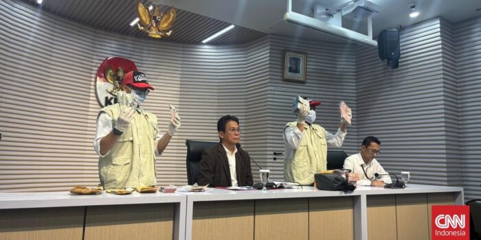 Berita KPK Amankan Dokumen & Barang Elektronik dari Rumah Dinas Gubernur Riau