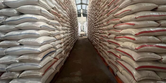 Berita Korban Banjir di Silbolga Jarah Gudang Bulog hingga Minimarket