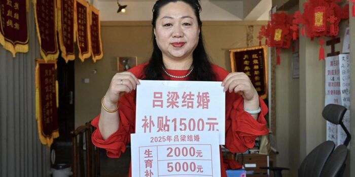 Berita China Bagi-bagi Voucher Rp2,2 Juta Buat Pengantin Baru