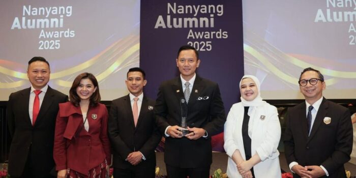 Berita Dinilai Berjasa Besar, AHY Dapat Penghargaan dari Nanyang University